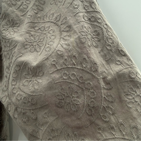 Evereve Palmer Embroidered Blouse Top Button Front Neutral Mocha Size Medium - Picture 5 of 11